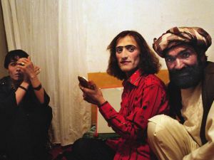 AFGANİSTAN'DA ERKEK ÇOCUKLAR FUHUŞA ZORLANIYOR