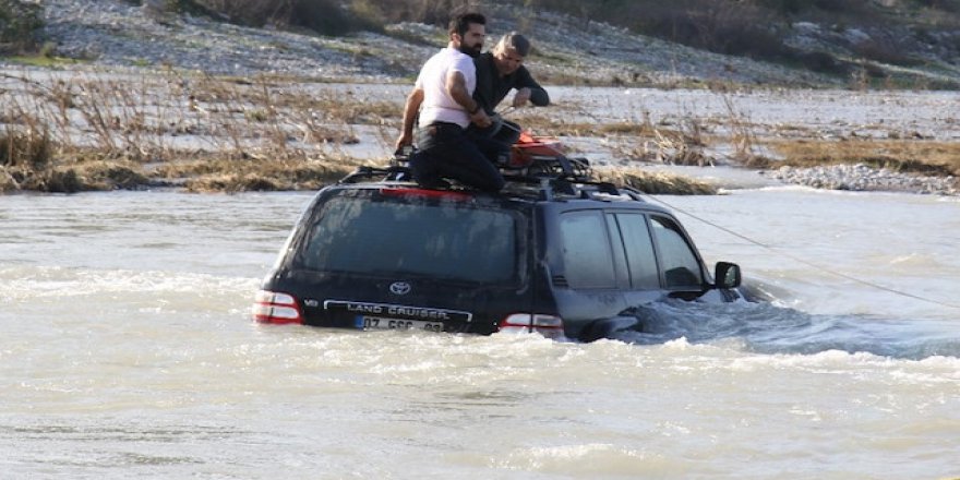 Antalya'da su kanalında araçları ile mahsur kaldılar