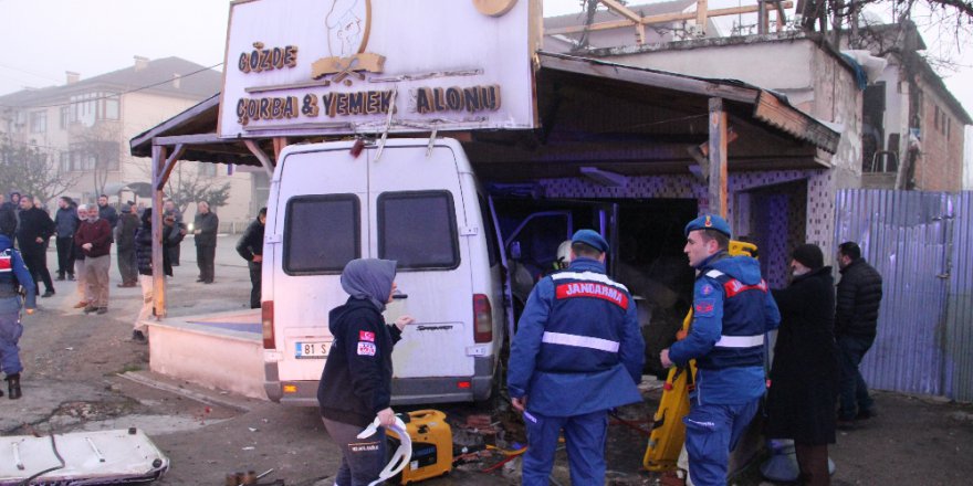 Düzce'de minibüs lokantaya daldı 12 Yaralı