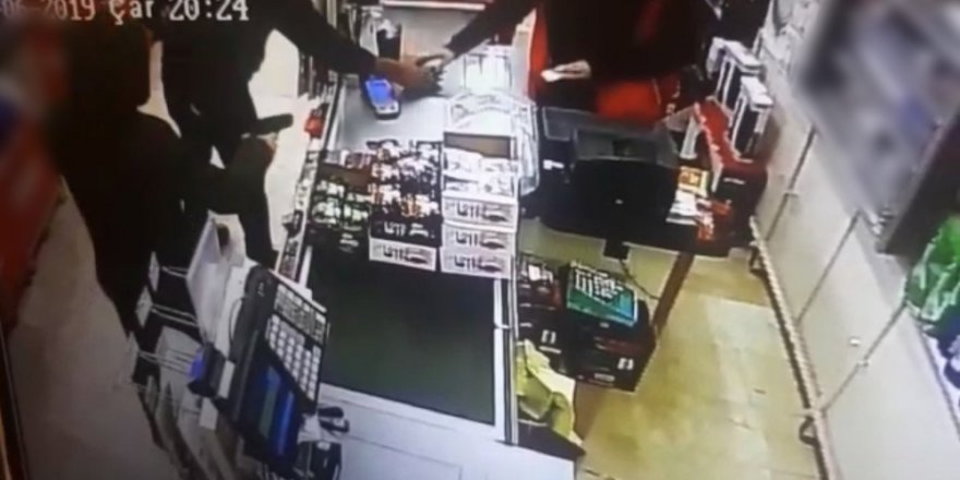 Bıçaklı Silahlı Soyguncularını Sopayla Etkisiz Hale Getirdi