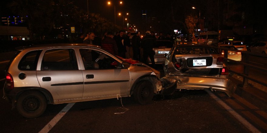 İzmir'de asker uğurlama konvoyunda zincirleme kaza 3 Yaralı