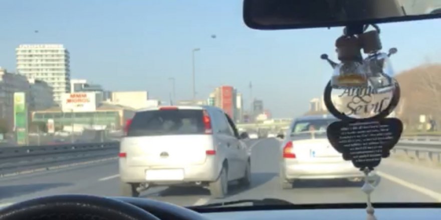 İstanbul'da 2 sürücü trafiği birbirine kattı