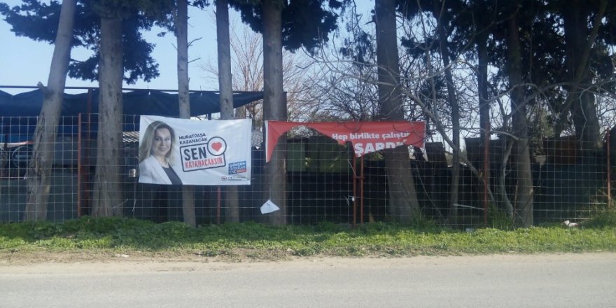 CHP'li Muratpaşa Belediyesi Afişleri Yırtıldı
