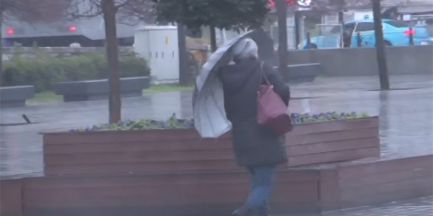 Fırtına İstanbullulara Zor Anlar Yaşattı
