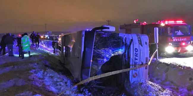 Samsun'a Giden Yolcu Otobüsü Devrildi: 2 Ölü, 20 Yaralı