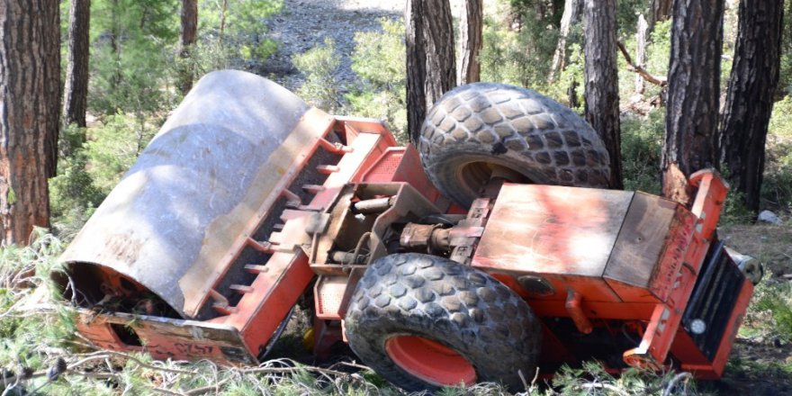 Antalya'da İş Makinesi Uçuruma Yuvarlandı: 1 Yaralı