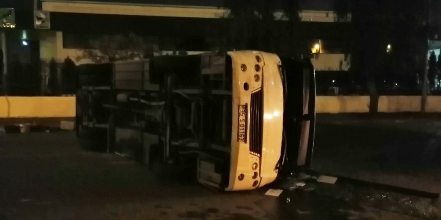 İzmir'de Servisle Belediye Otobüsü Çarpıştı: 10 Yaralı