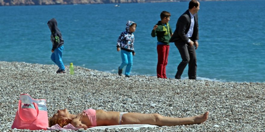 Antalya’da Hafta Sonu Güneşi Gören Sahile Koştu
