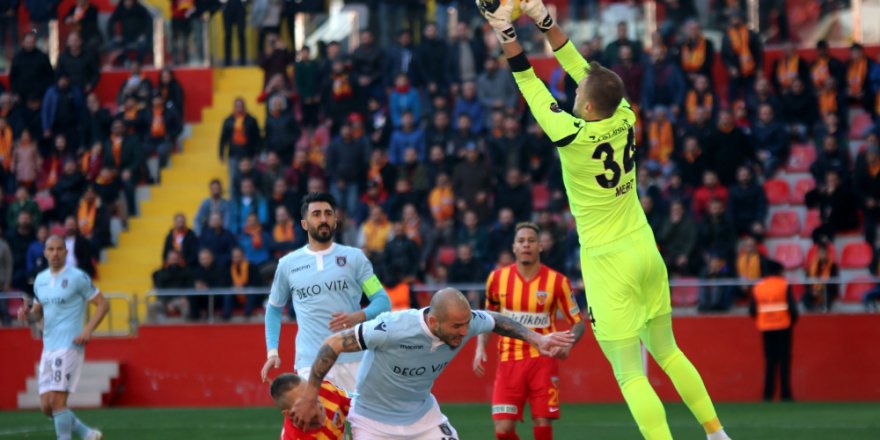 Lider İlk Yarıda Geride