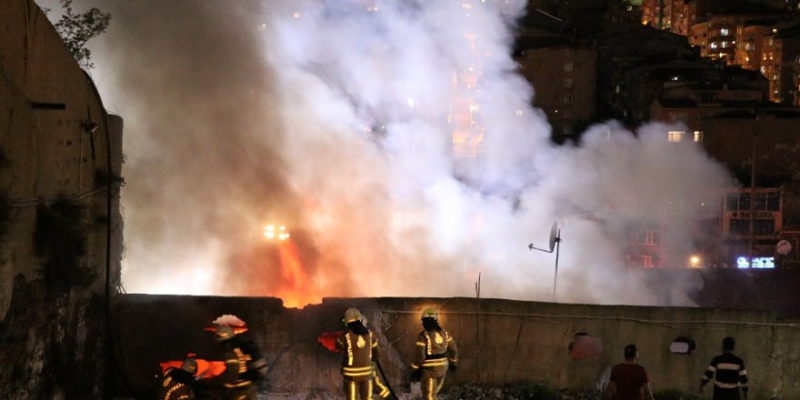 İstanbul’da Hurda Deposunda Korkutan Yangın