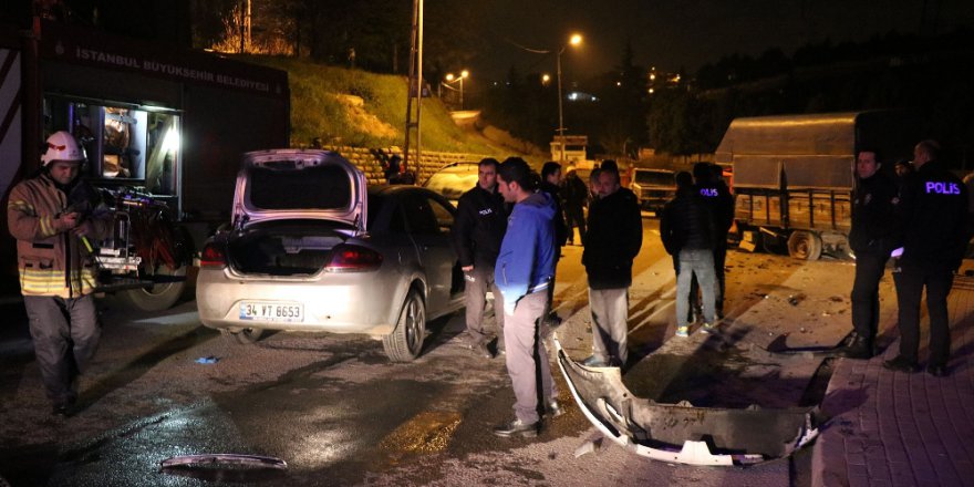 Otomobille Kamyon Çarpıştı: 2 Ölü