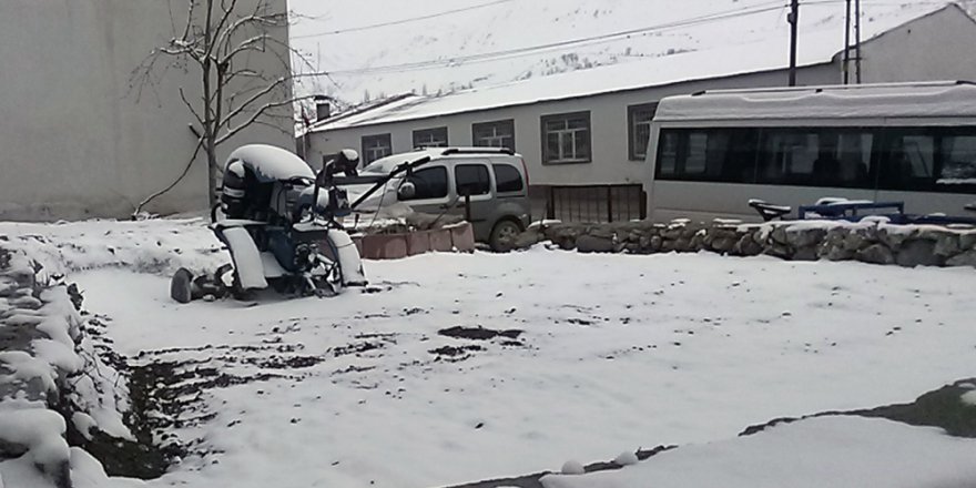 Vatandaşlar Sıcak Hava Beklerken Karla Karşılaştı