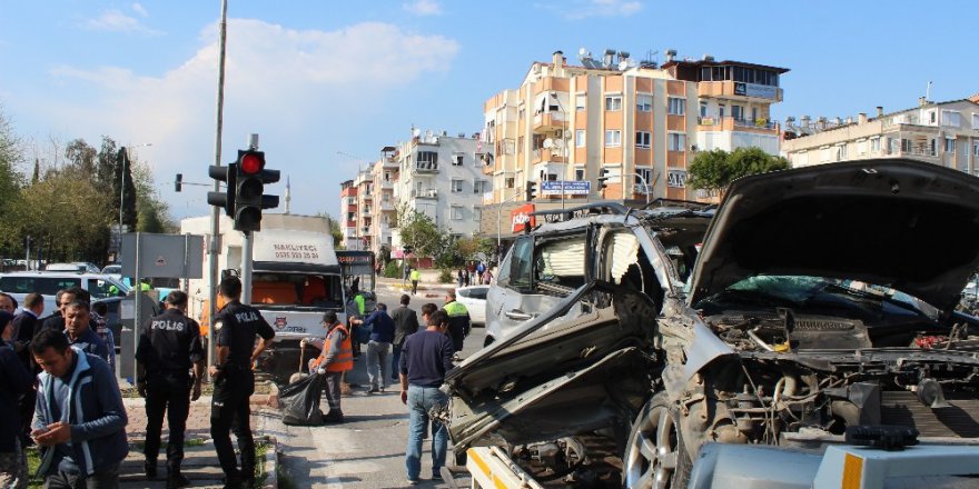 Antalya’da 2 Kişinin Öldüğü Kaza Kamerada