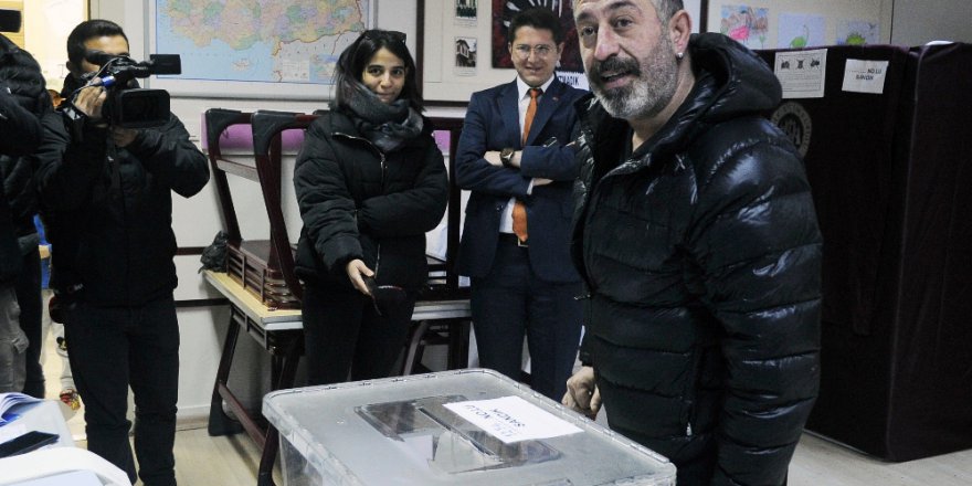 Cem Yılmaz'dan Sandık Başı Espirisi