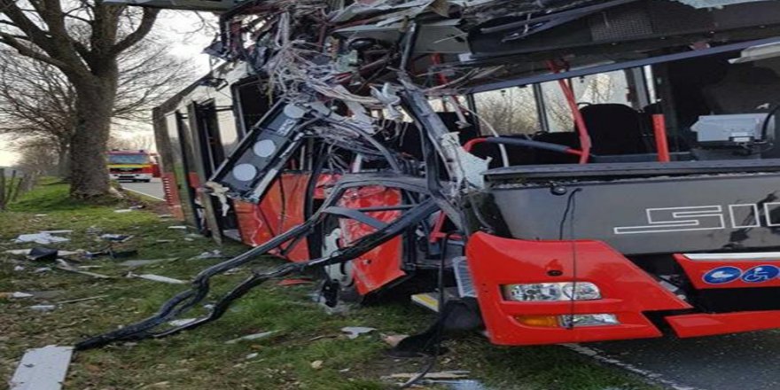 Almanya’da Otobüs Kazası: 2’si Ağır 20 Öğrenci Yaralandı