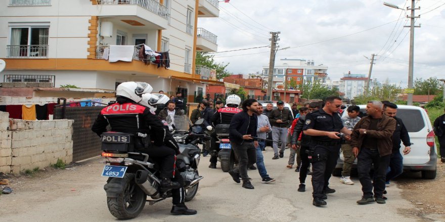 Antalya'da Mahallede Gözaltı Gerginliği