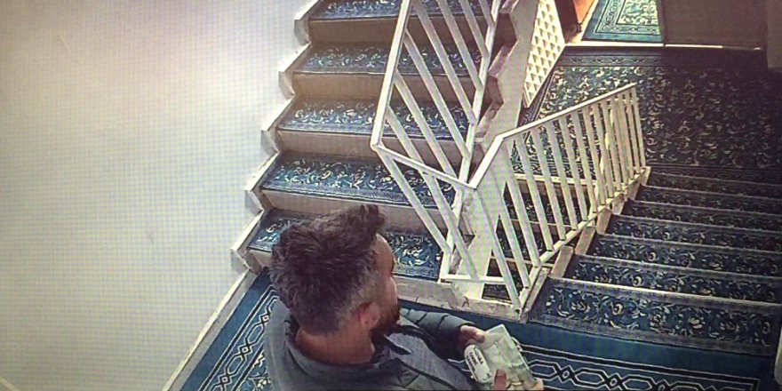 Adıyaman'da Mescitteki Hırsız Kameraya Yakalandı