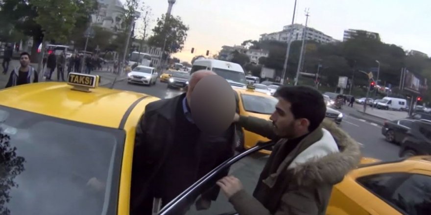 İstanbul’un Göbeğinde Taksici İle Motosikletlinin Kavgası Kamerada