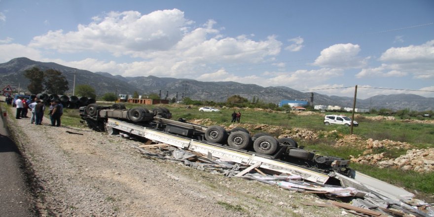 Antalya'da TIR Devrildi, Sürücü Ağır Yarali