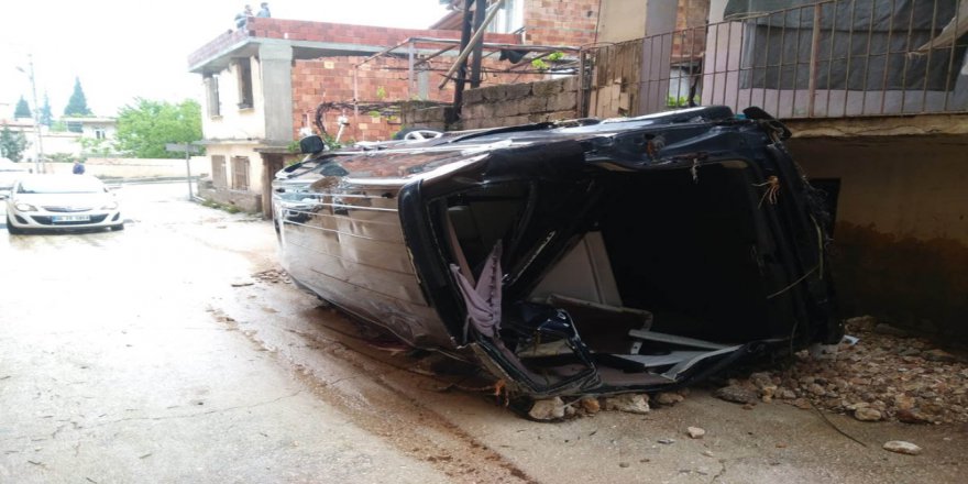 Hatay'da Sel Araçları Hurdaya Çevirdi