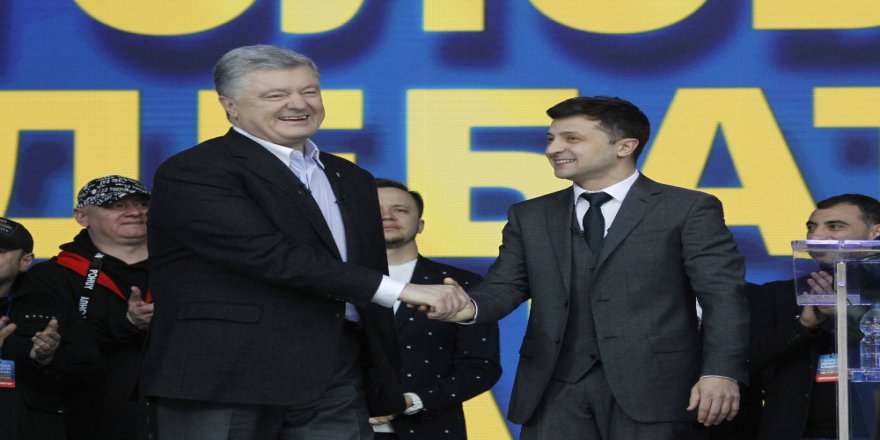 Poroşenko Ve Zelenskiy Stadyumda Son Kozlarını Paylaştı