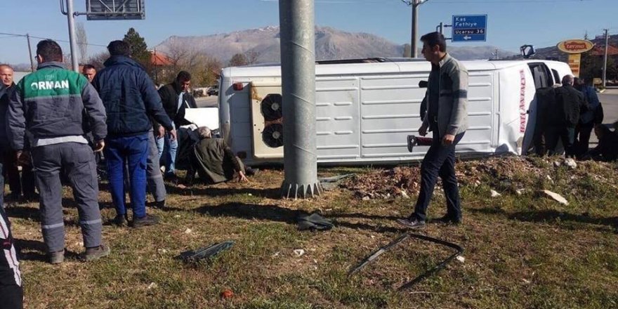 Antalya'da Yolcu Midibüsünün Feci kazası 2 Ağır 17 Yaralı