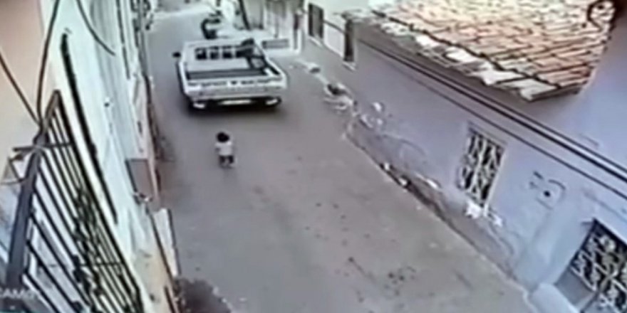 İzmir'de Feci Olay; 2 Yaşında Çocuk Kamyonetin Altında Kaldı