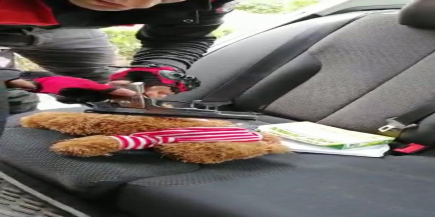 Adana'da Yol Kontrolünde Oyuncak Ayından Tabanca Çıktı