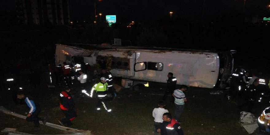 Adana'da Şanlıurfa’dan Mersin'e Giden Otobüs Devrildi