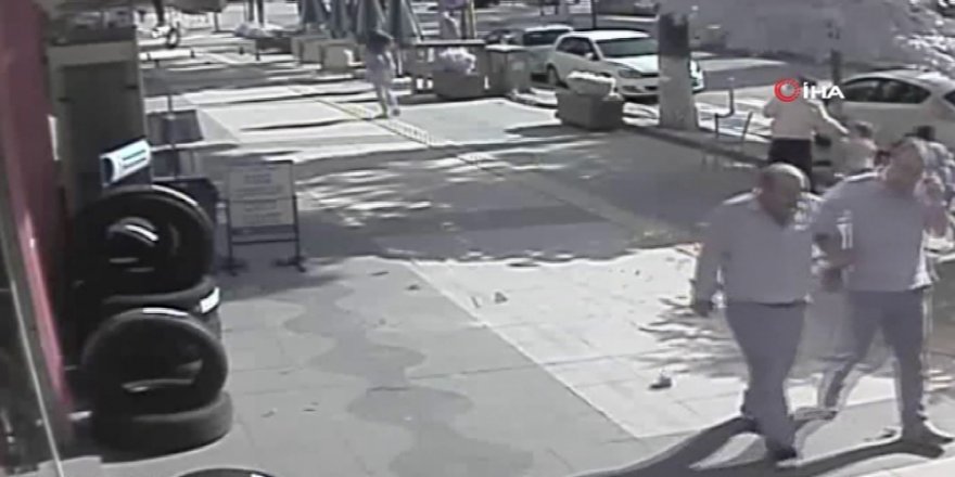 Binadan Düşen Mermer Parçalarından Kıl Payı Kurtuldular