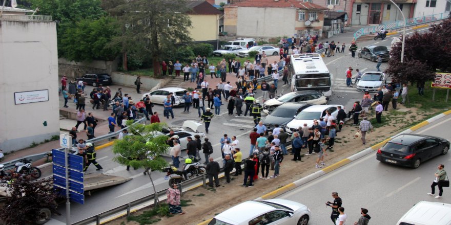 İzmit'te Midibüs Araçlara Çarptı 6 Yaralı