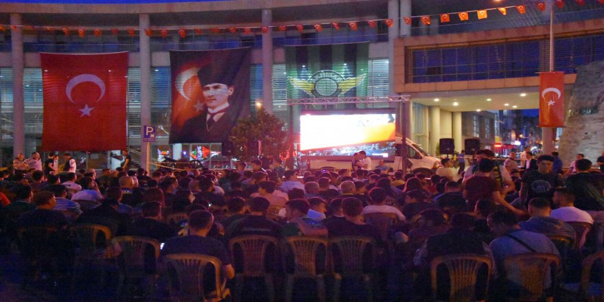 Akhisarlılar Maçı Dev Ekrandan Takip Ediyor