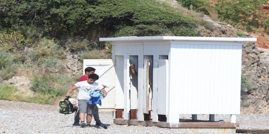 Konyaaltı Plajlarında Soyunma Kabinlerinin Kapıları Takıldı