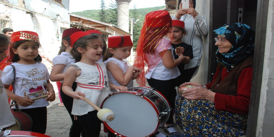 Minikler Ramazan Davulcusu Oldu