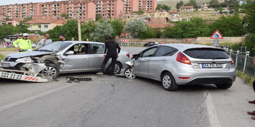 Malatya'da Feci Kaza; 3 Yaralı