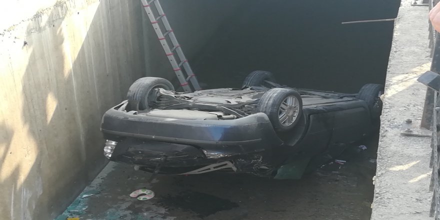 Otomobil 3 Metrelik Su Kanalına Düştü: 1 Yaralı