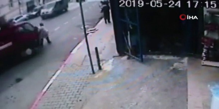 Kamyonet Yayaların Arasına Daldı