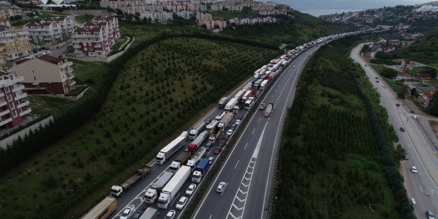 Tem’de TIR İle Mersin Plakalı Kamyon Çarpıştı