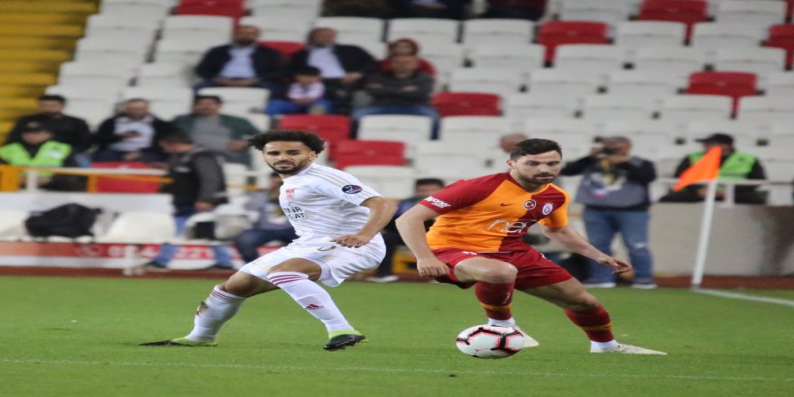 İlk Yarı 2-2 Eşitlikle Bitti