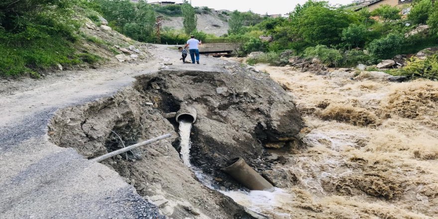 Hakkari’de İki Mahalle Yolu Tehlike Saçıyor
