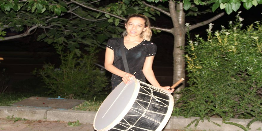 Bursalılar Sahura Kadın Davulcuyla Uyanıyor