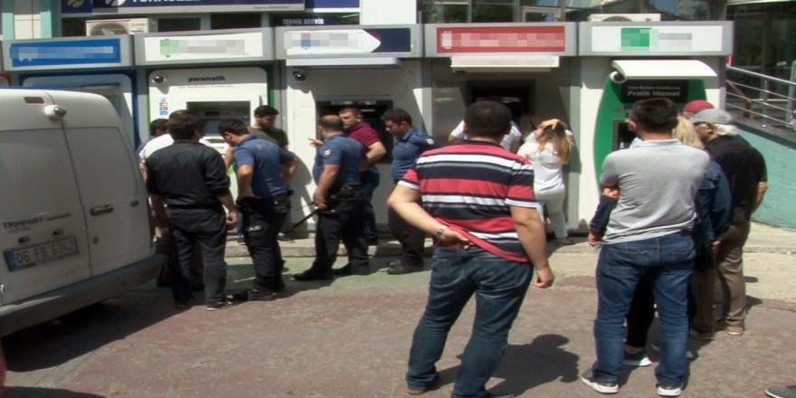 Parasını ATM'ye Kaptırdı Baltayla Saldırdı
