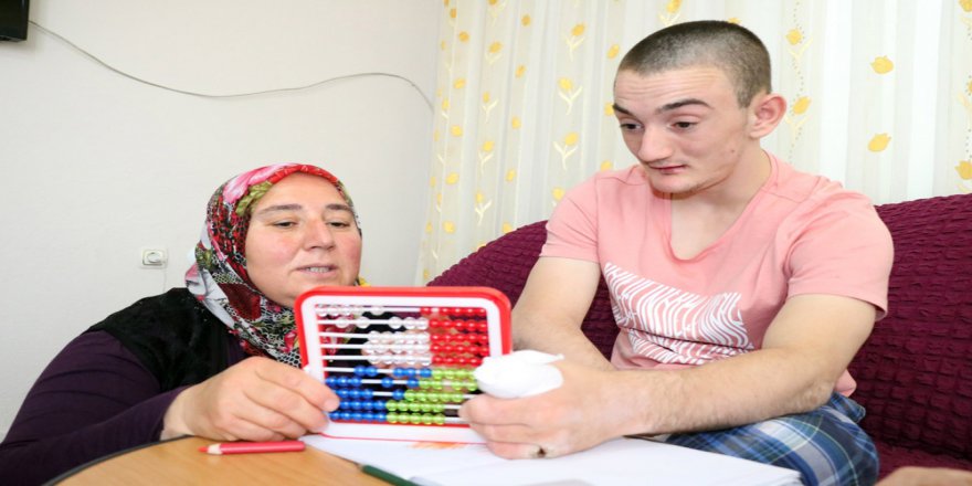 Parmaklarını Yemesi Engellenemiyor