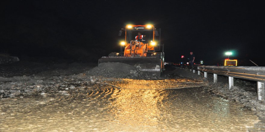 Manisa-İzmir Yolunda Yol Kapandı
