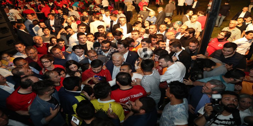 Binali Yıldırım, Milli Maçı Gençlerle Birlikte İzledi