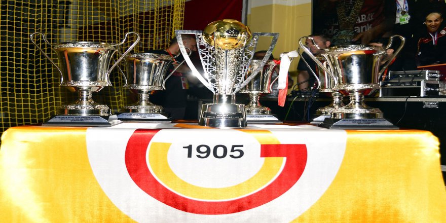 Galatasaray’ın Kupaları Divanda Sergilendi