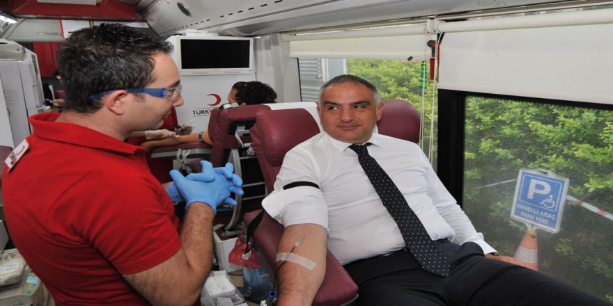 Bakan Ersoy’dan Kızılay’a Kan Bağışı