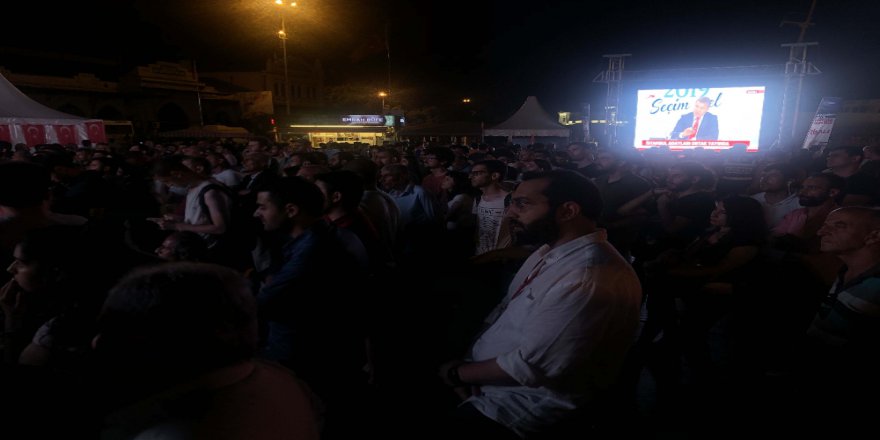 Kadıköy’de Tarihi Ortak Yayın Dev Ekranlardan İzlendi