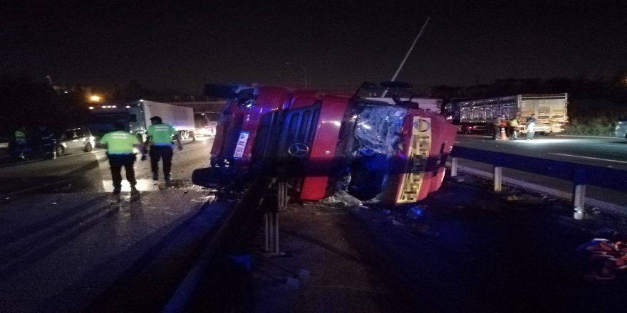 Tem’de Kaza Yapan Tır Yola Devrildi, 2 Saat Trafik Durdu