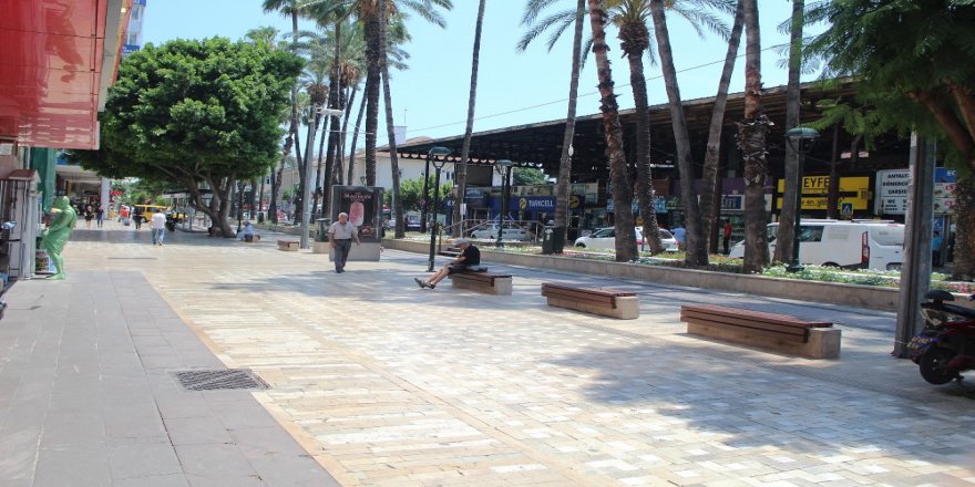 Antalya'da Bozdurduğu 5 Bin 669 Doları Sokağa Saçan Adam Kamerada